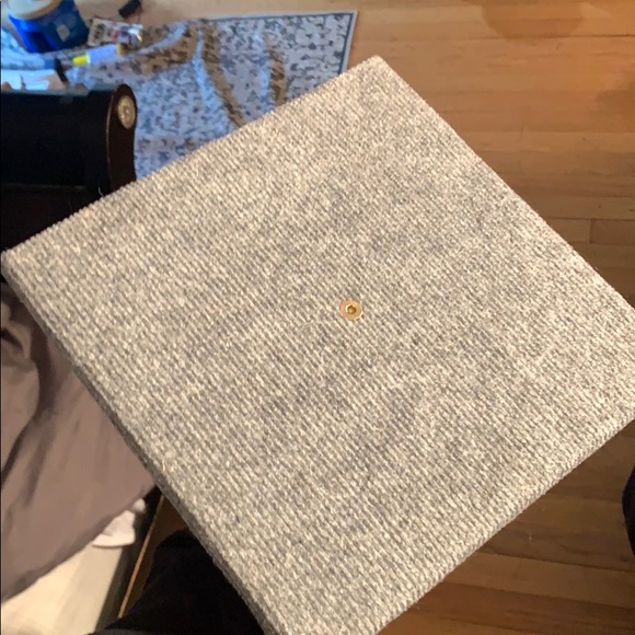 A gray cat scratcher - Picture 3 of 4